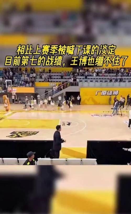 激烈比赛引起球员冲突，裁判出手制止